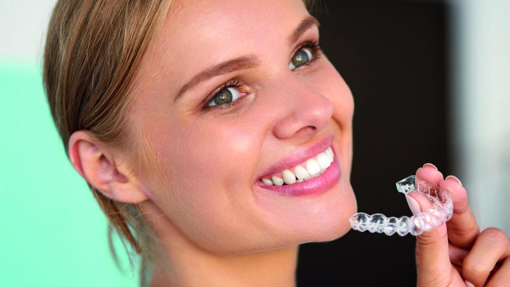 Invisalign &alpha;ό&rho;&alpha;&tau;&alpha; &sigma;&iota;&delta;&epsilon;&rho;ά&kappa;&iota;&alpha; &gamma;&iota;&alpha; ί&sigma;&iota;&alpha; &delta;ό&nu;&tau;&iota;&alpha;.