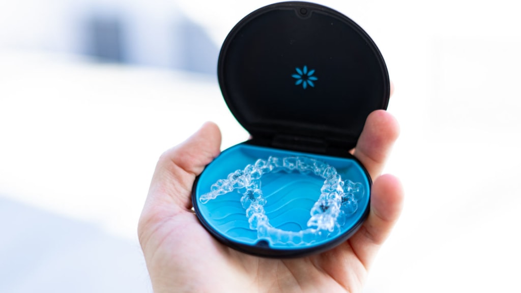 Invisalign στον Πειραιά με αόρατα σιδεράκια.