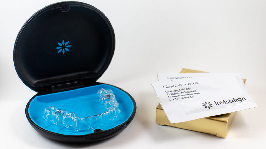 &Alpha;&pi;&omicron;&kappa;&tau;ή&sigma;&tau;&epsilon; ί&sigma;&iota;&alpha; &delta;ό&nu;&tau;&iota;&alpha; &mu;&epsilon; Invisalign &alpha;ό&rho;&alpha;&tau;&alpha; &sigma;&iota;&delta;&epsilon;&rho;ά&kappa;&iota;&alpha;
